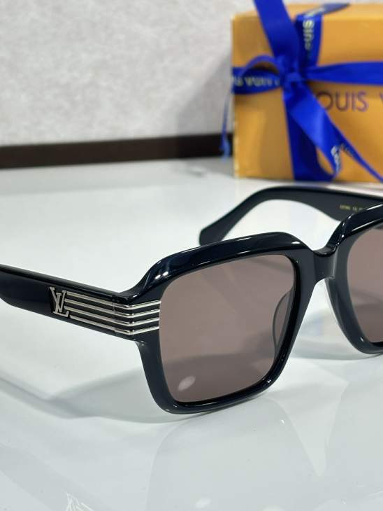 Picture of Louis Vuitton Sunglasses _SKUfw75840966fw